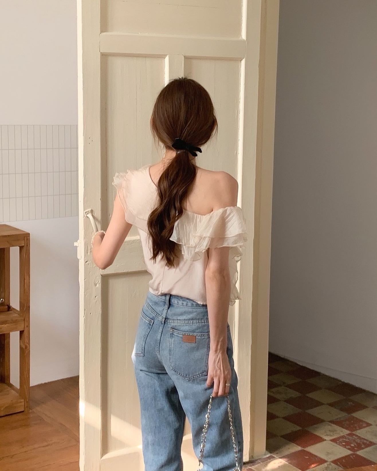 斜め襟のフリルブラウス