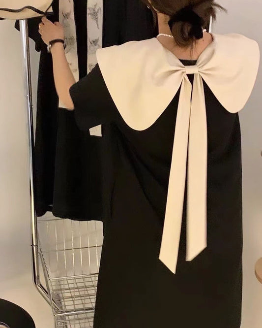 リボンタイ付きドールカラーのワンピース