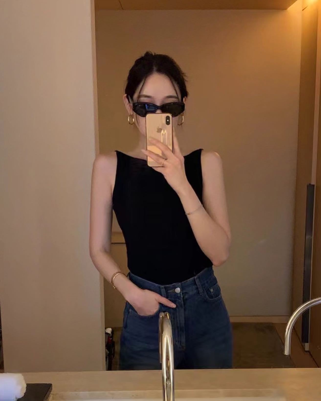 シンプルカラーのニットベスト