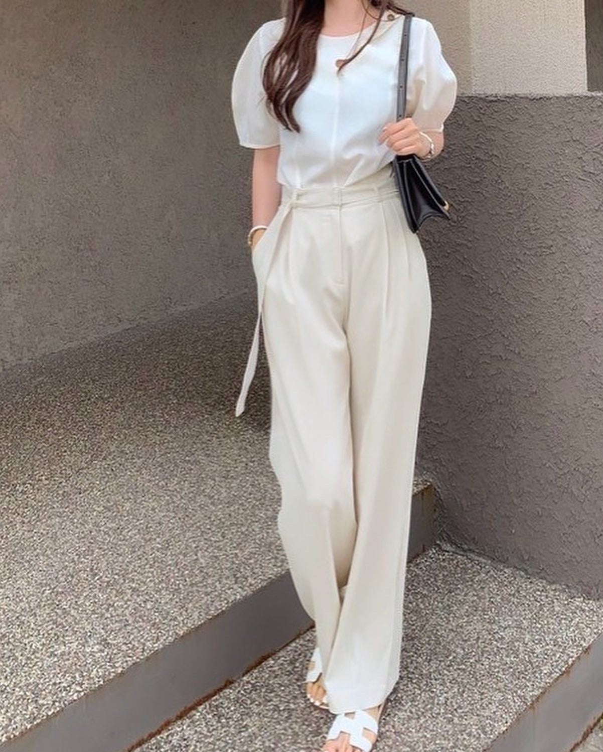 カットアウトパフスリーブトップス