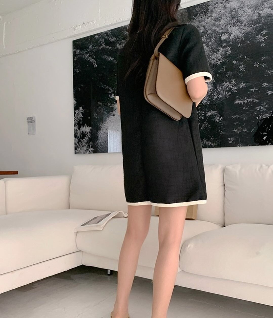 白い縁付きラウンドネックのシャネル風ワンピース