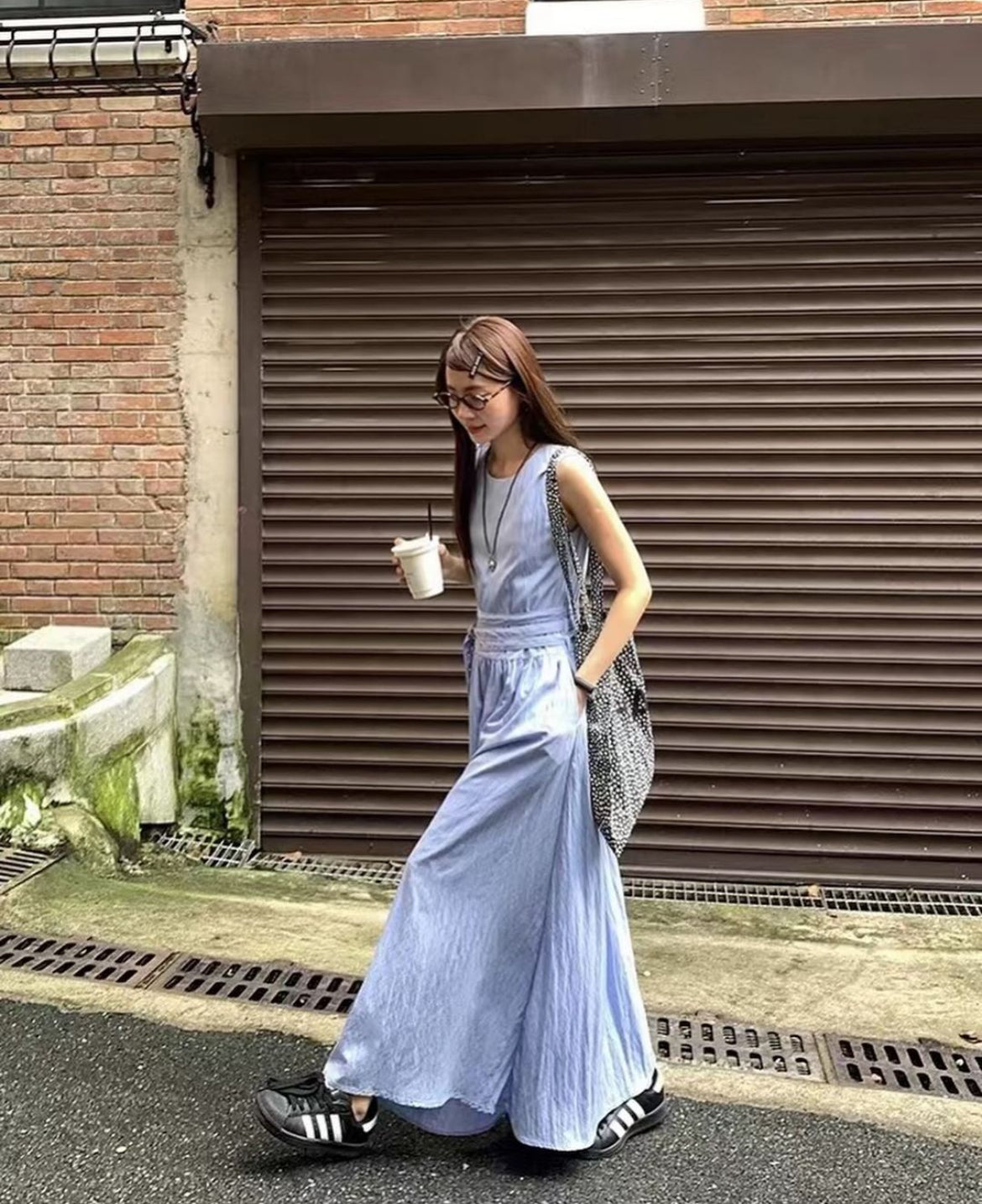 ウエストがシェイプされたノースリーブのロングドレス