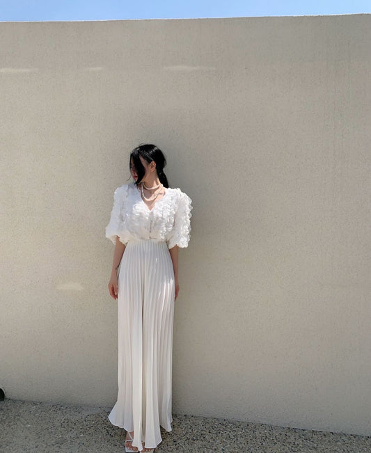 High-waisted wide-leg pants with a slimming effect and pleated texture