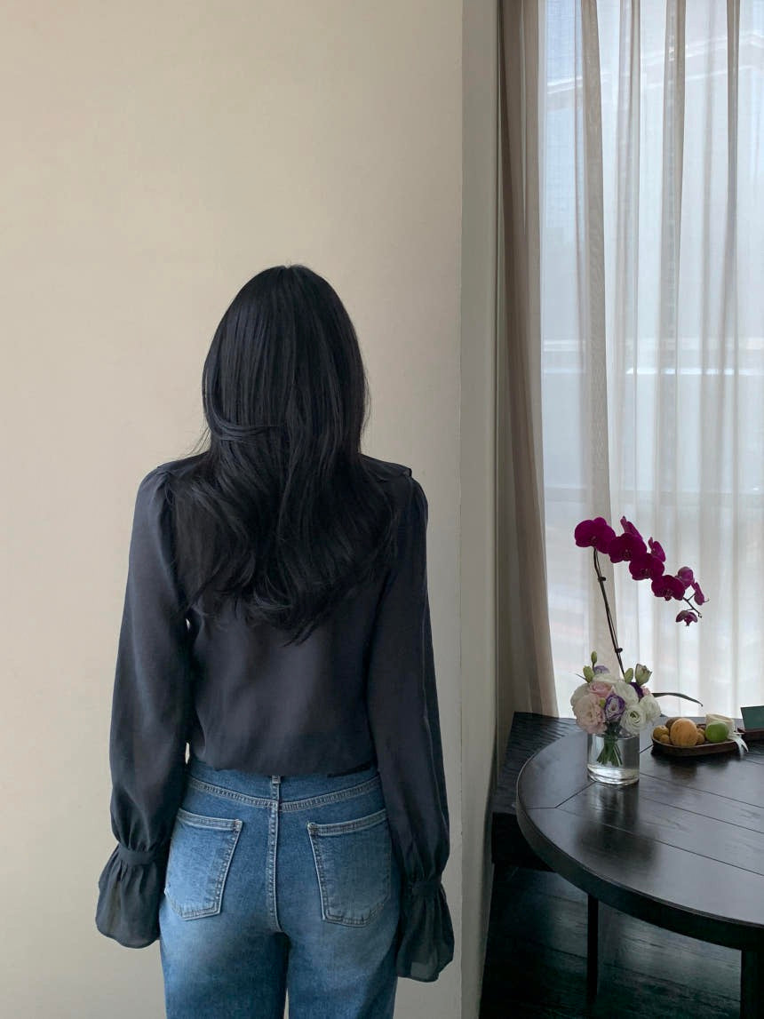 荷葉邊V領喇叭袖恤衫