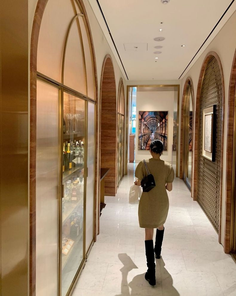 柔らかくゆったりとした半袖ニットワンピース