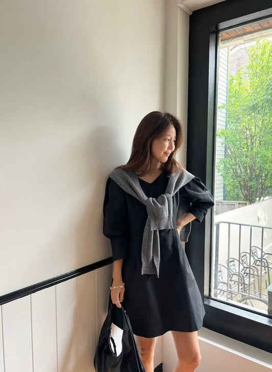 V-neck Waist-fitted Three-quarter Sleeve Dress