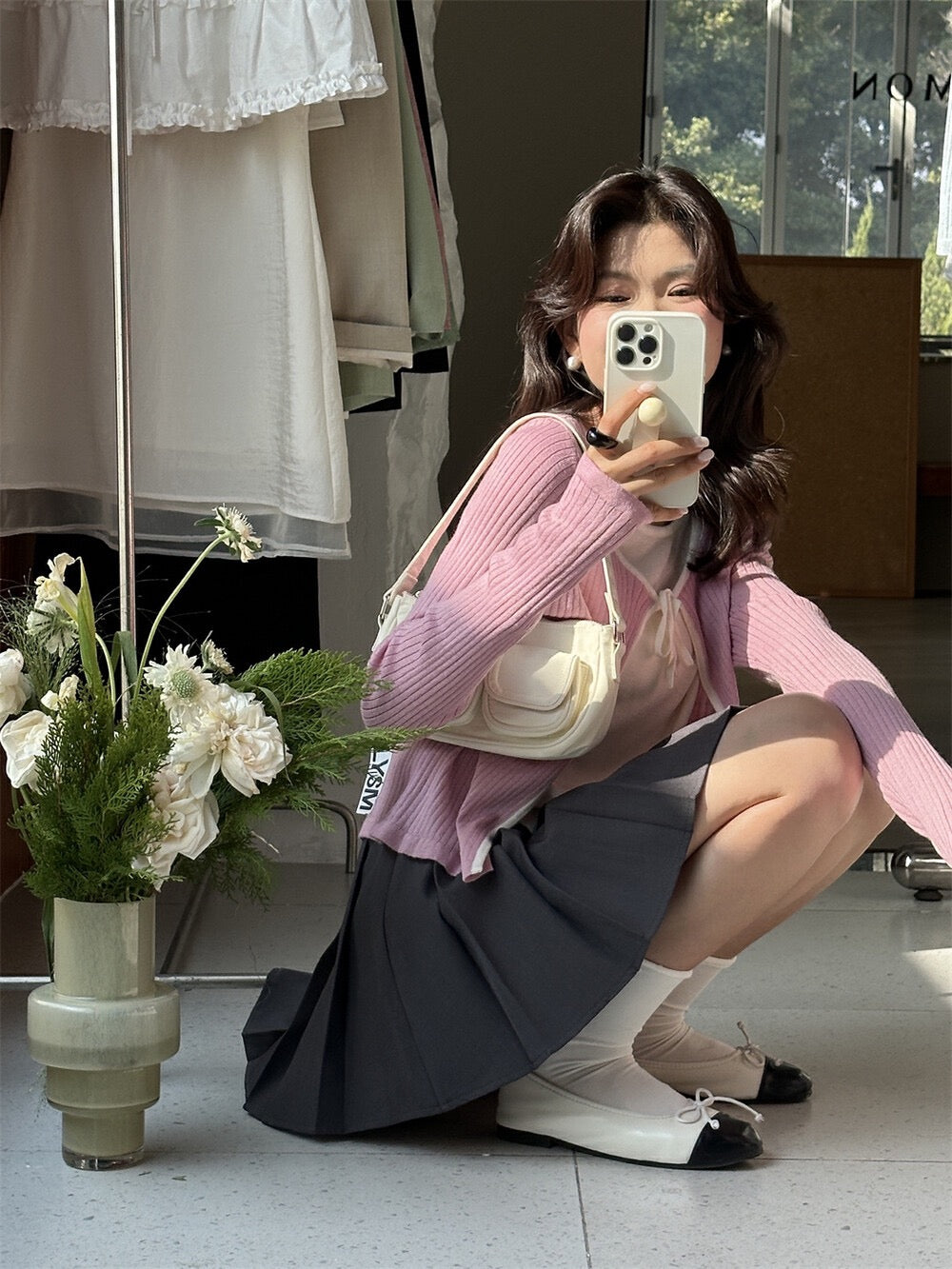 優しい系のリボン付きフェイクレイヤードニットトップ