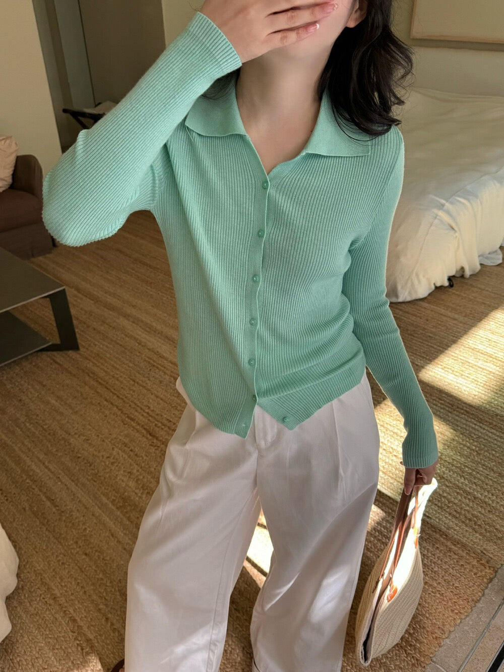 Macaron-colored small V-neck knitted top