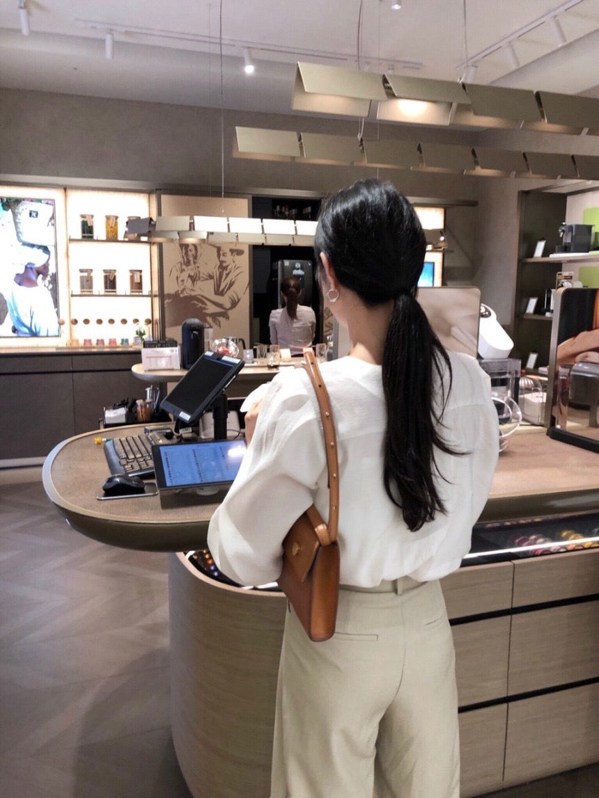 リボン付きプリーツブラウス