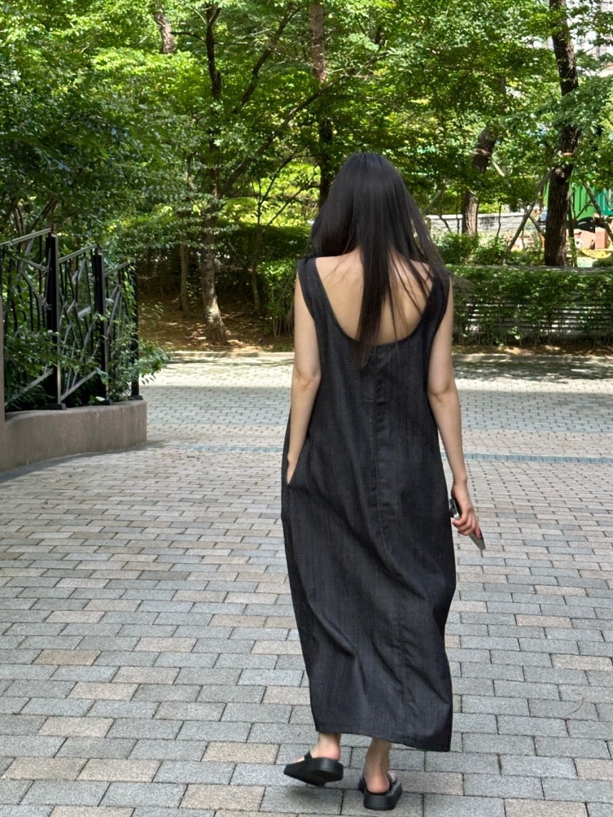 シンプルなノースリーブのルーズデニムワンピース