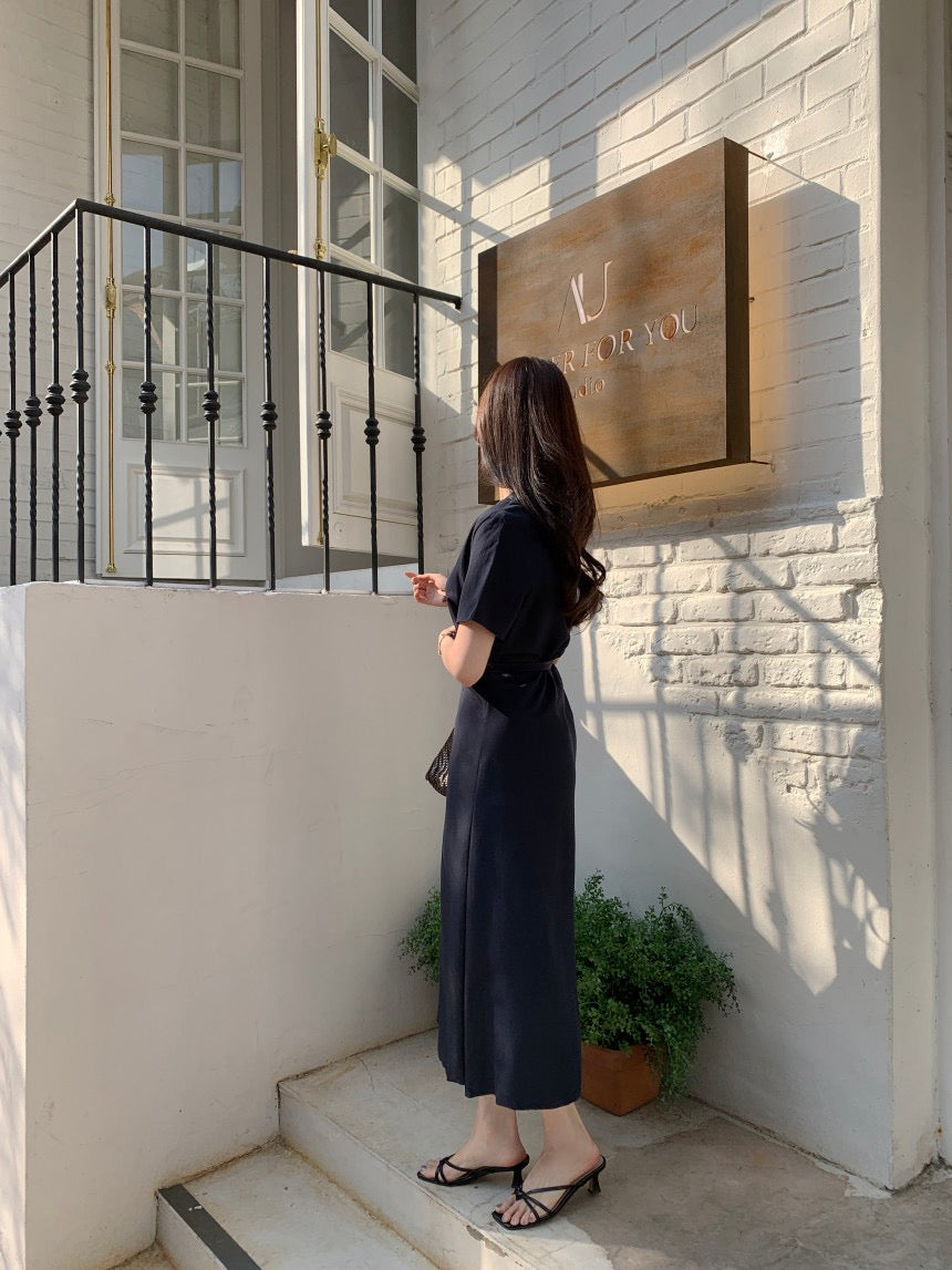 ラウンドネックタイトフィットベルト付きワンピース