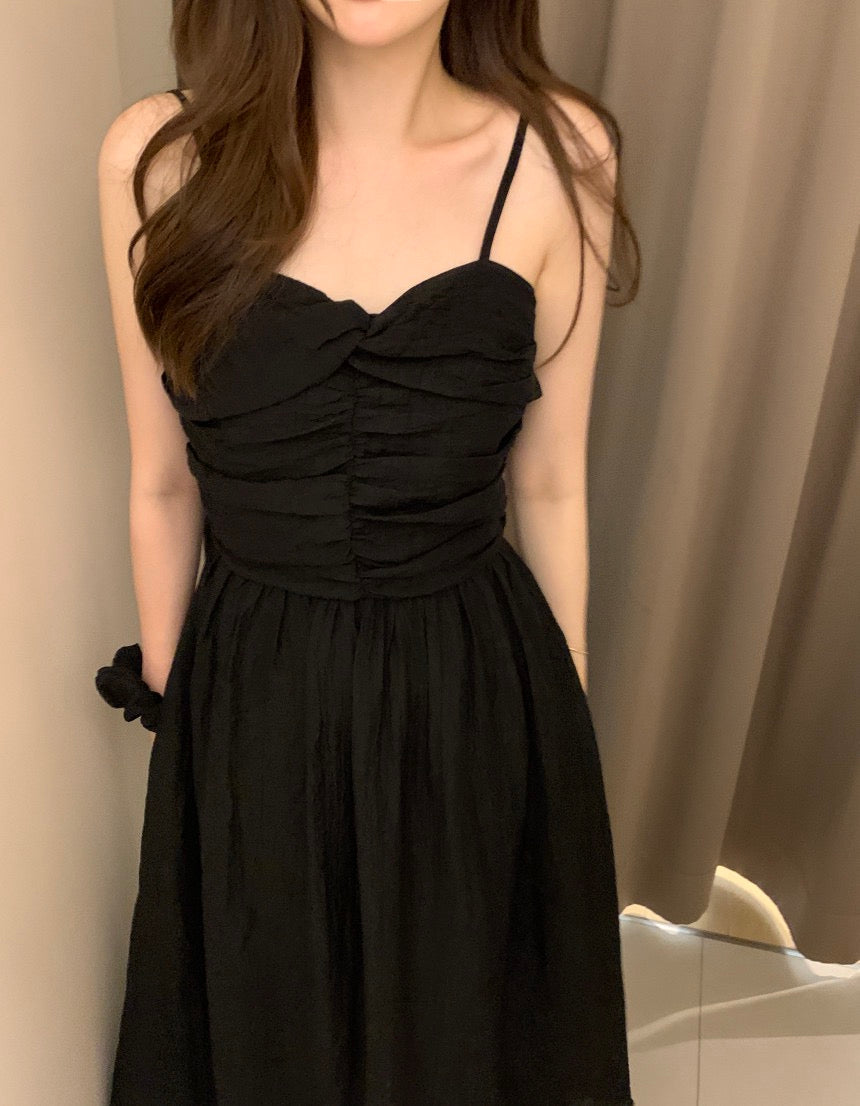 溫柔褶皺抹胸吊帶裙