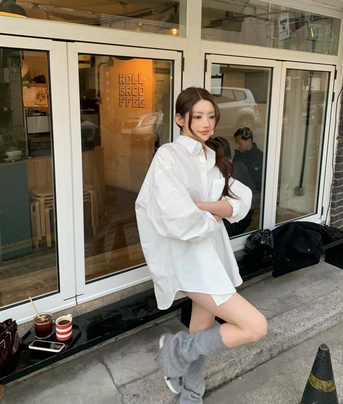 クラシックなルーズフィットの万能シャツ