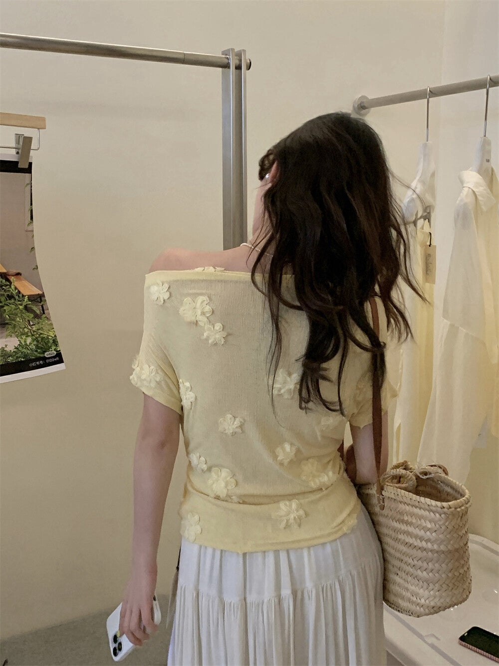 立体的な花柄刺繍オフショルトップス