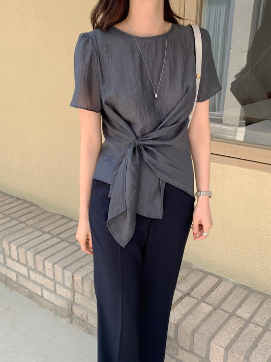 ストラップ付きアシンメトリーシャツ