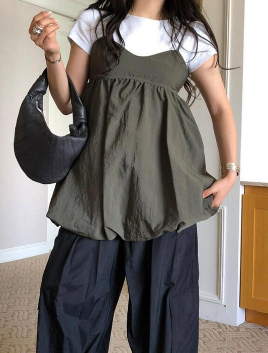 韓国スタイルのサスペンダーフレアミニスカート