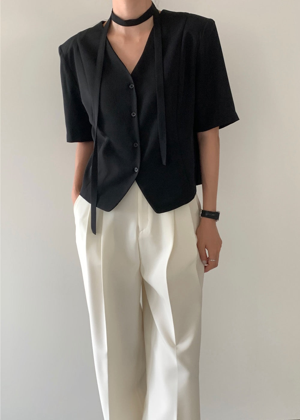 V-neck short-sleeve blazer