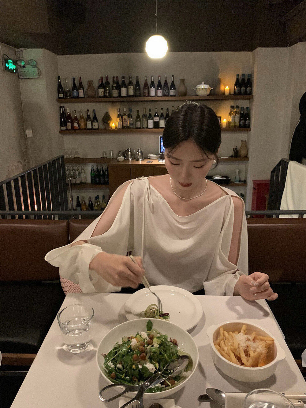 肩出しリボン付きエレガントな長袖シャツ