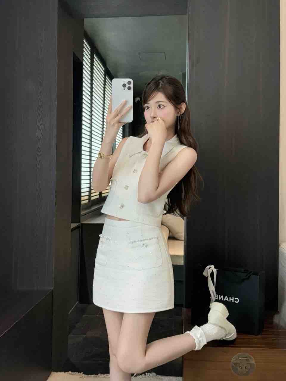 Chanel-style Sleeveless Suit with Lapel Collar