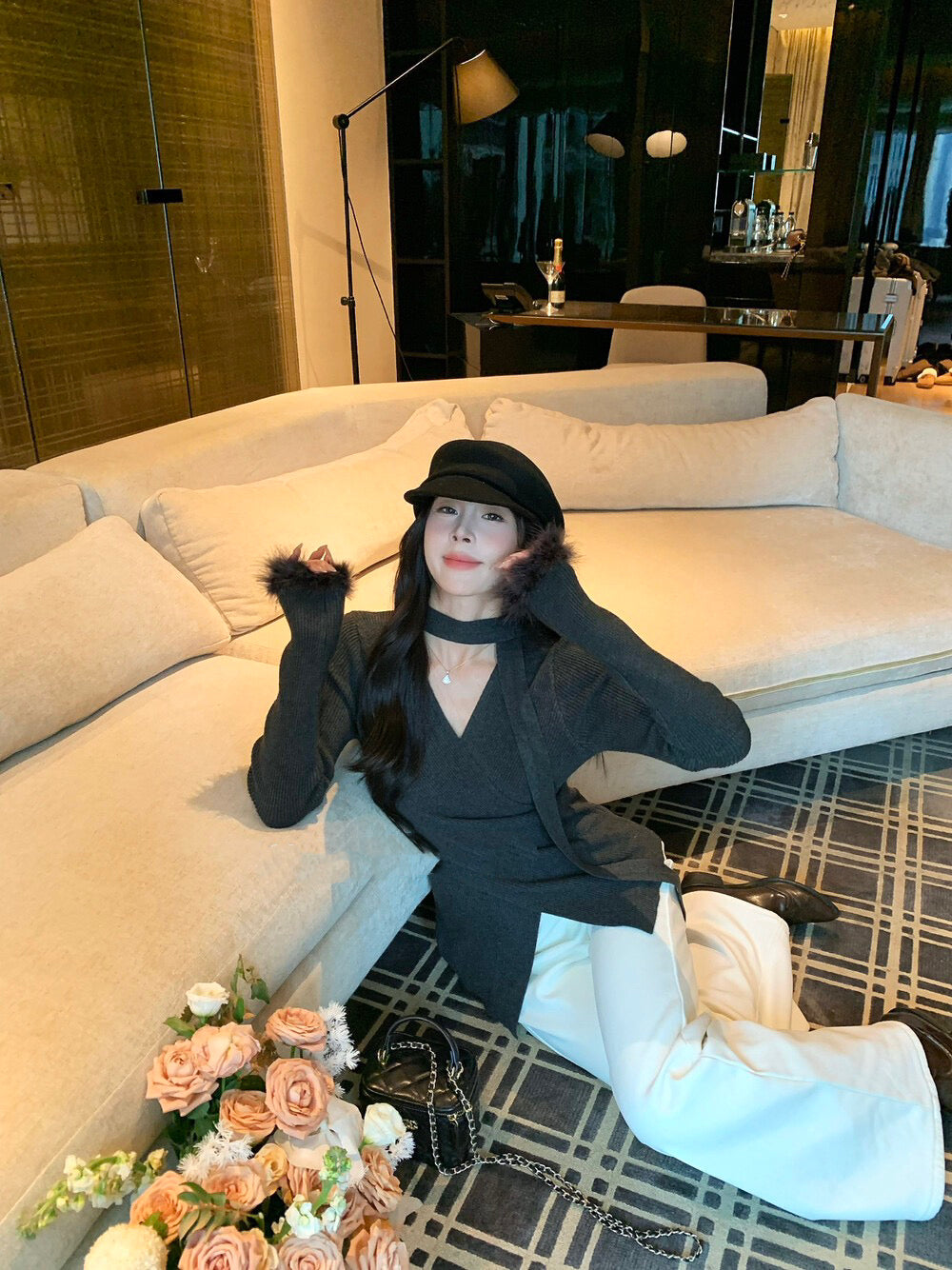 フワフワな袖のスリムフィットニットトップス