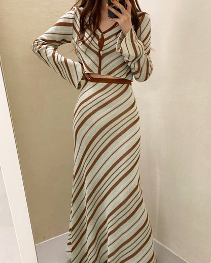 Vネックニットトップ+ロングスカート