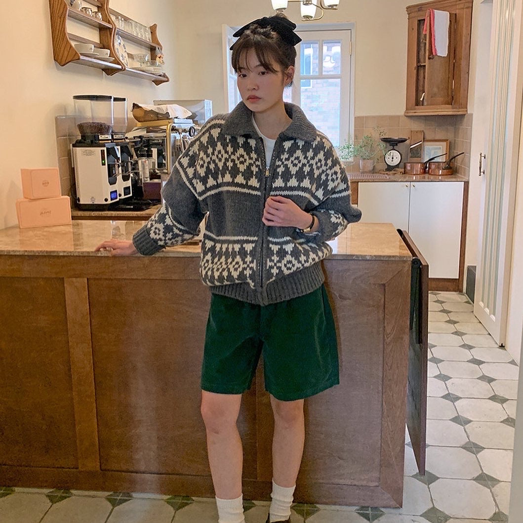 レトロな切り替えカラーのニットカーディガン