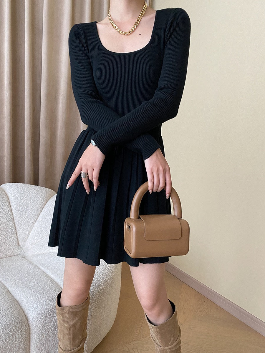 

タイトプリーツワンピース