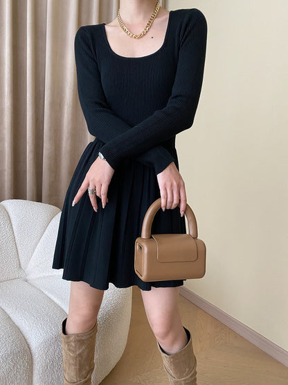 

タイトプリーツワンピース