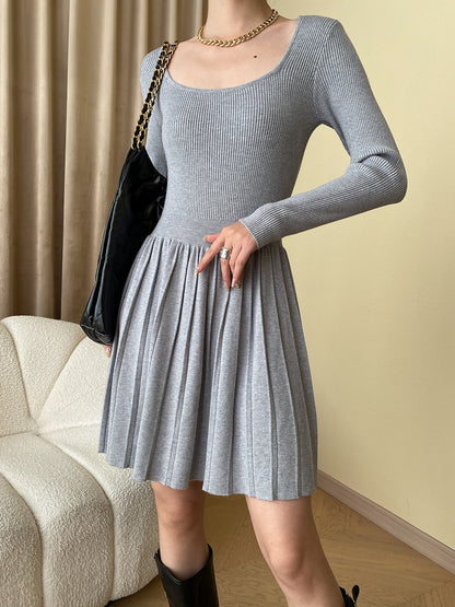 

タイトプリーツワンピース