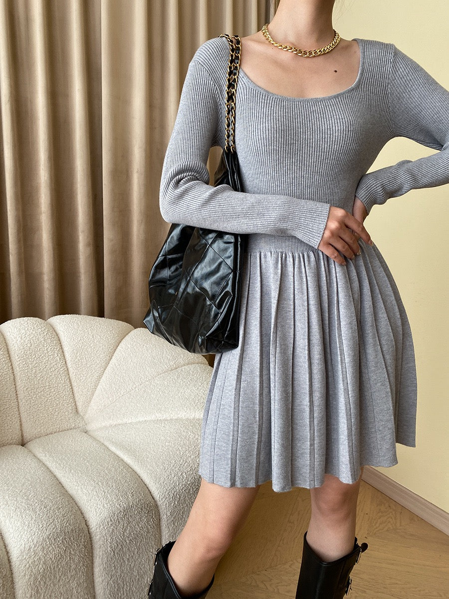 

タイトプリーツワンピース