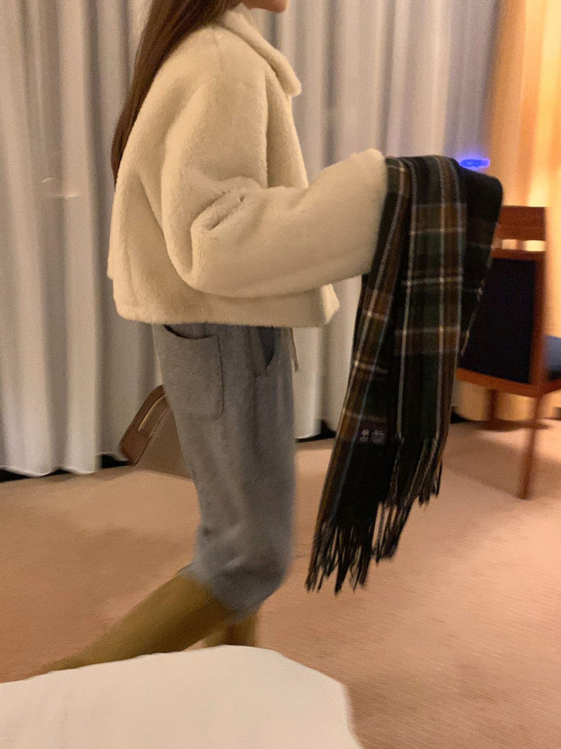 レトロ風の襟付きラムウールコート