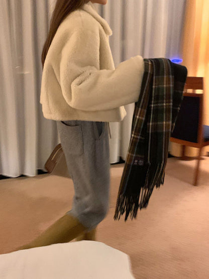 レトロ風の襟付きラムウールコート