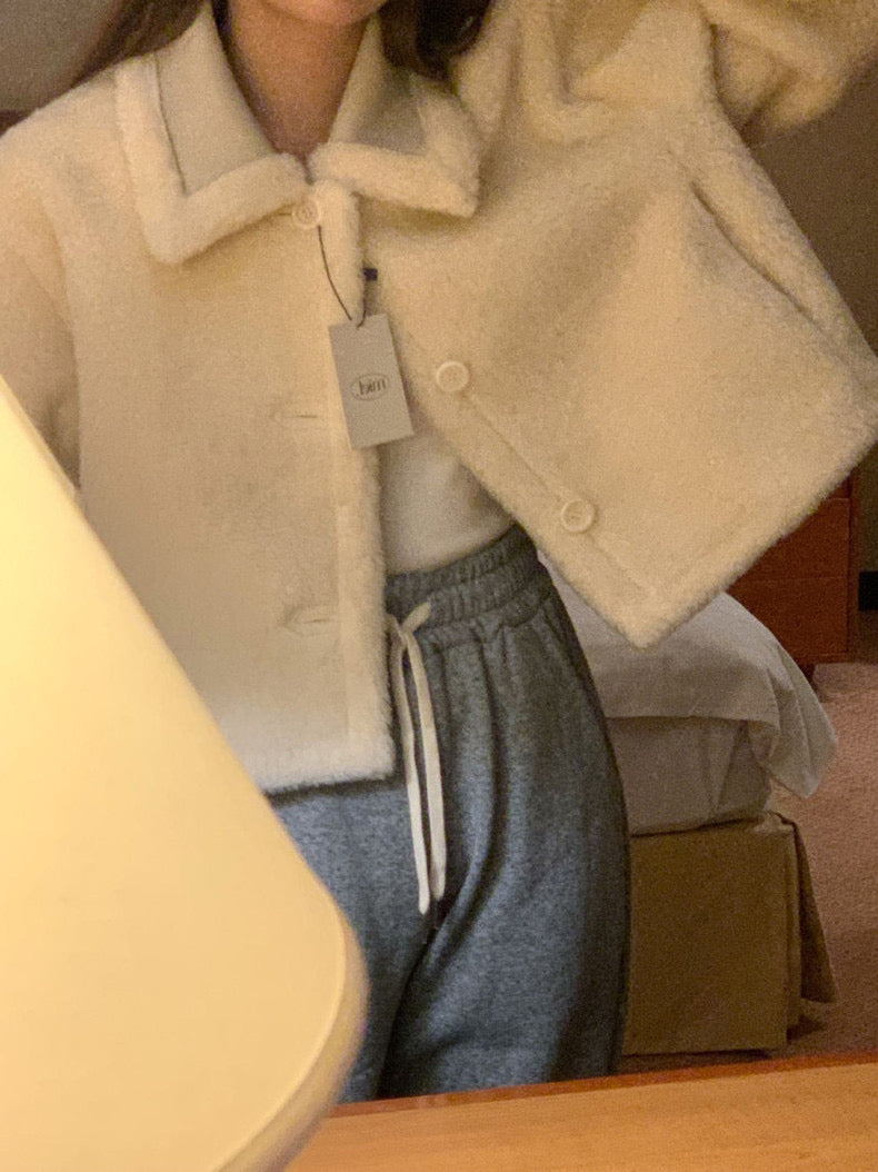 レトロ風の襟付きラムウールコート