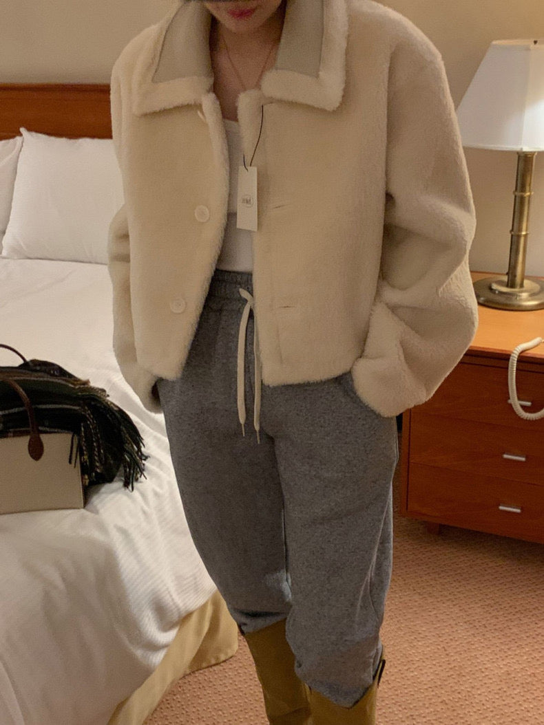 レトロ風の襟付きラムウールコート