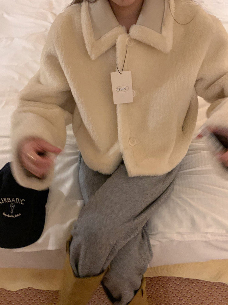 レトロ風の襟付きラムウールコート