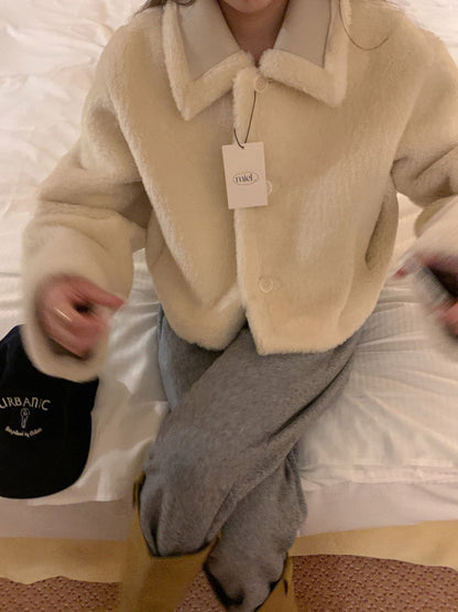 レトロ風の襟付きラムウールコート