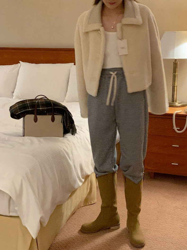 レトロ風の襟付きラムウールコート