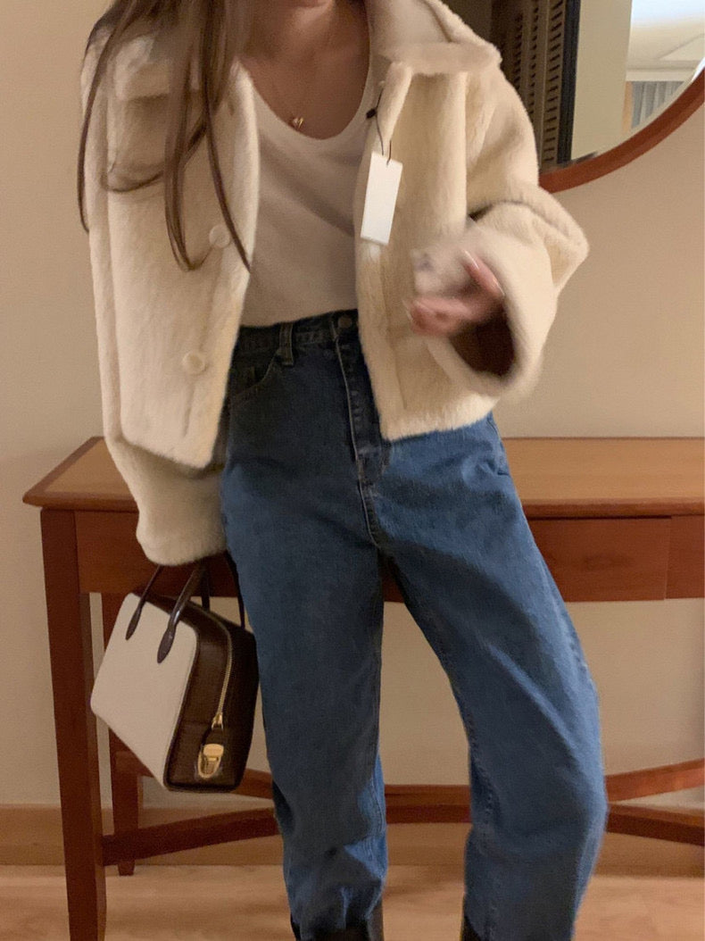 レトロ風の襟付きラムウールコート