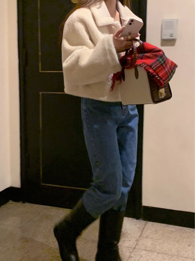 レトロ風の襟付きラムウールコート