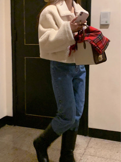 レトロ風の襟付きラムウールコート