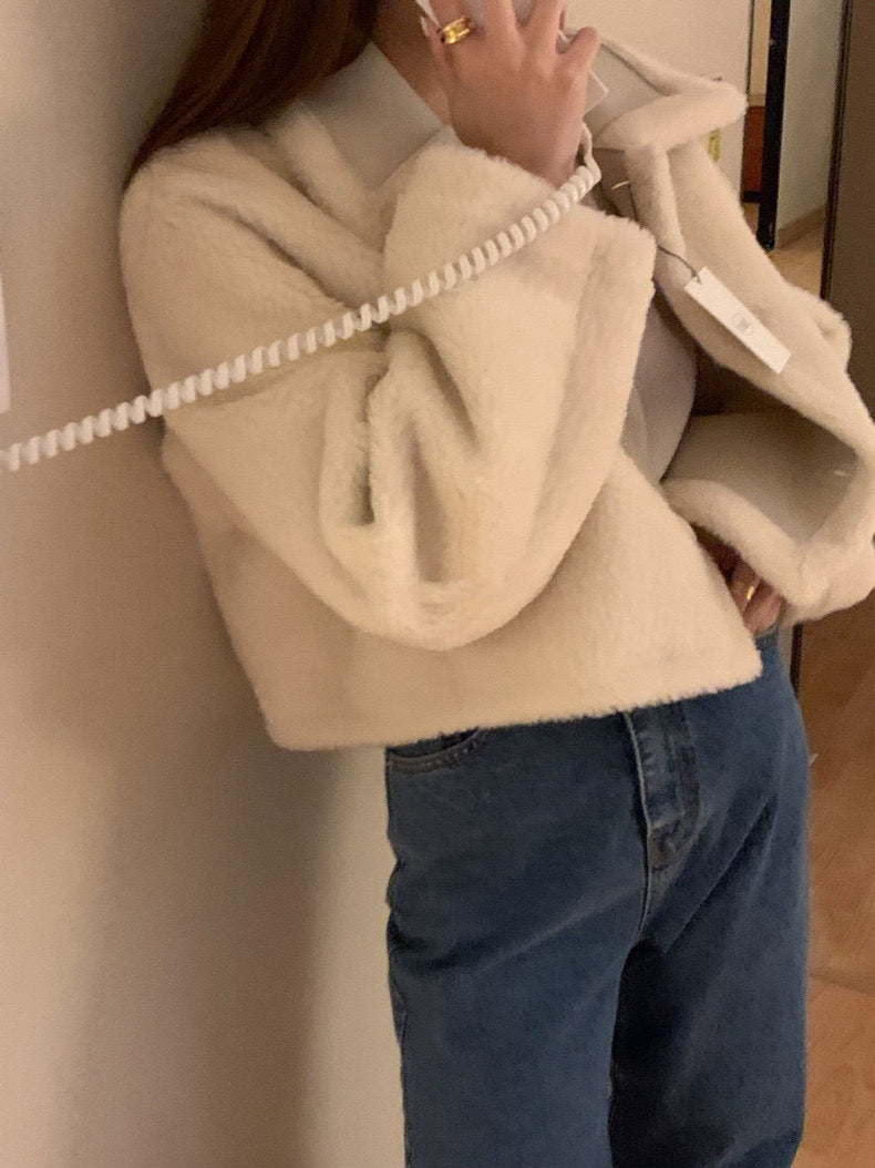 レトロ風の襟付きラムウールコート