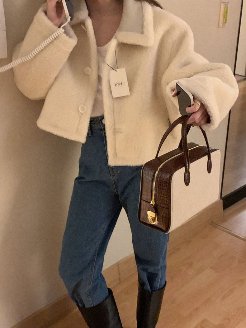 レトロ風の襟付きラムウールコート