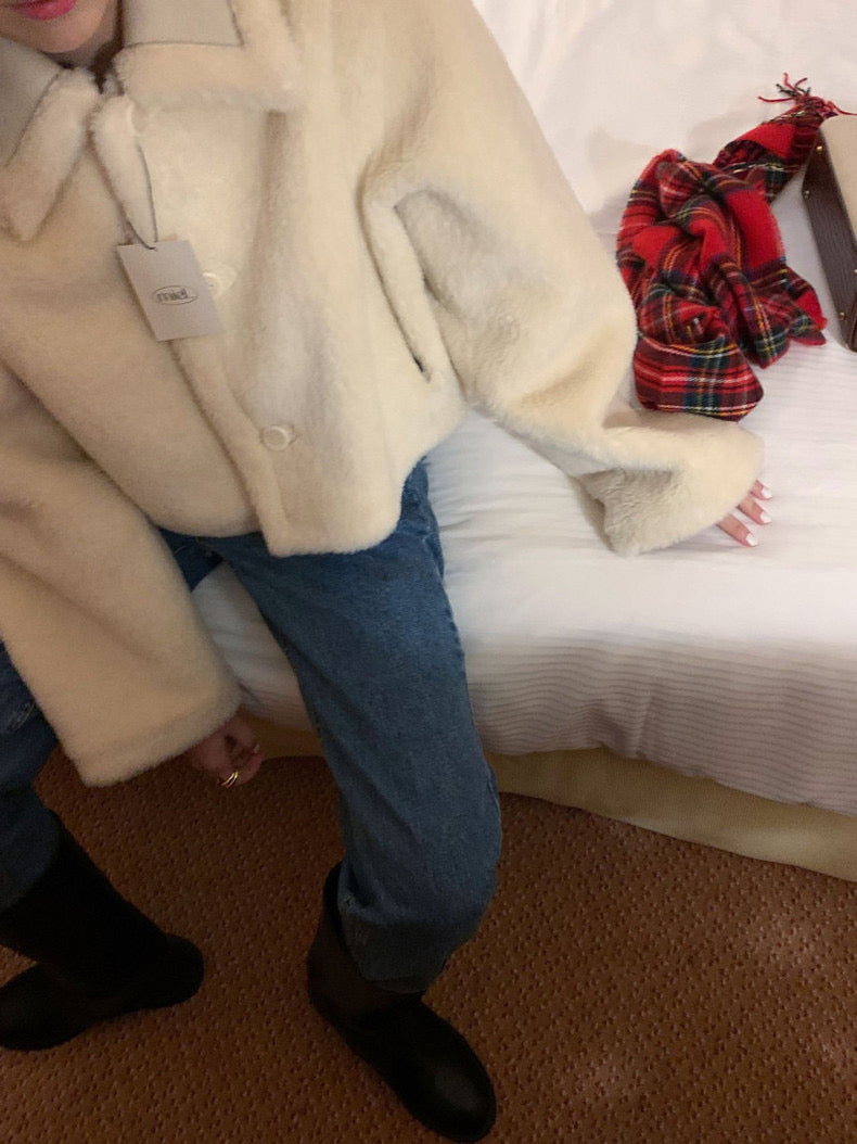 レトロ風の襟付きラムウールコート