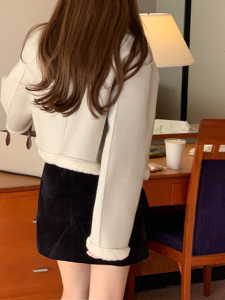 レトロ風の襟付きラムウールコート