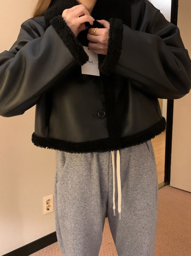 レトロ風の襟付きラムウールコート
