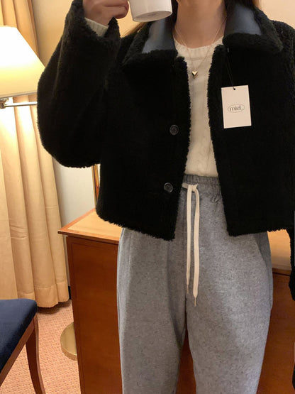 レトロ風の襟付きラムウールコート