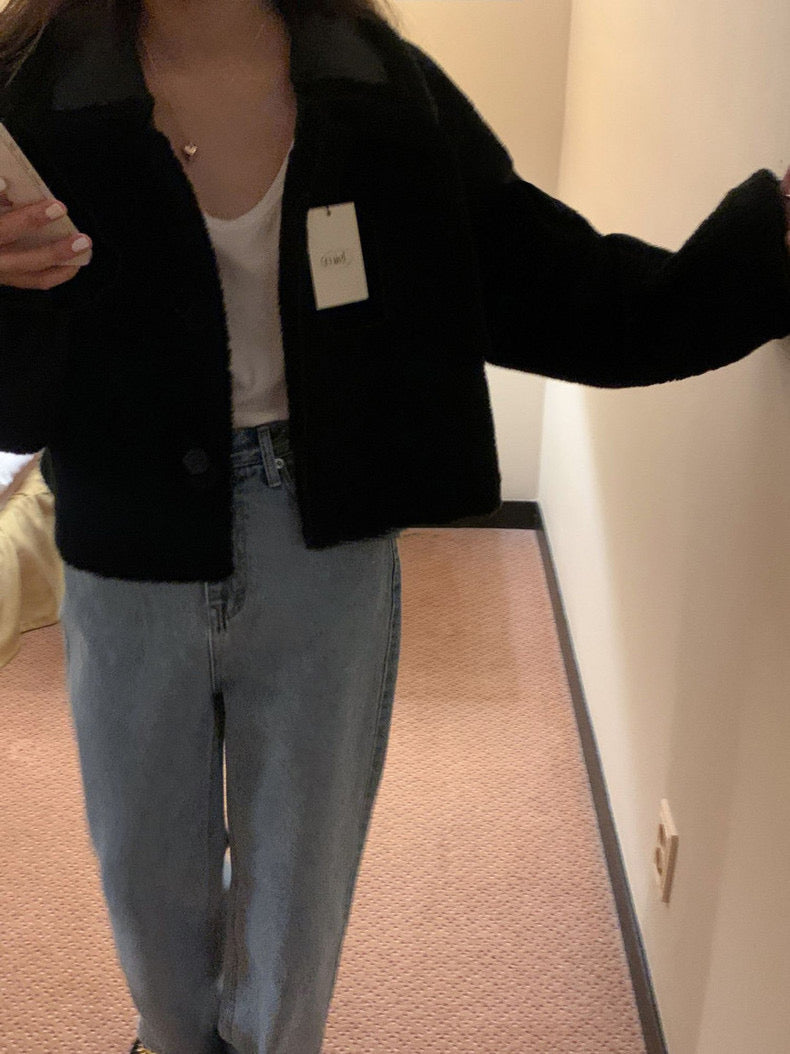 レトロ風の襟付きラムウールコート