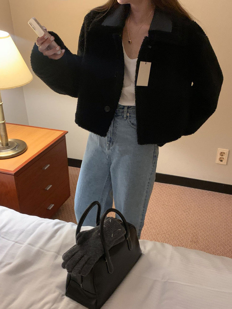 レトロ風の襟付きラムウールコート