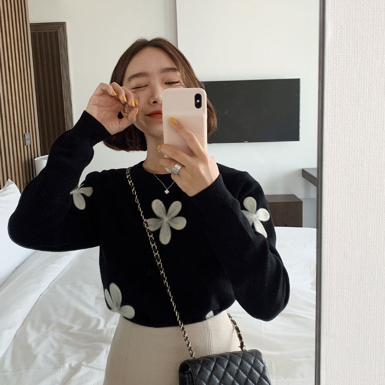 刺繍の花柄トップス