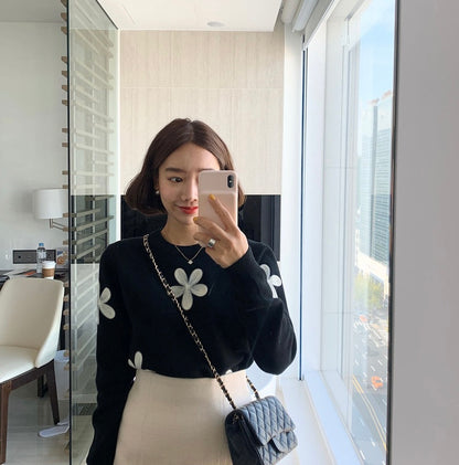 刺繍の花柄トップス